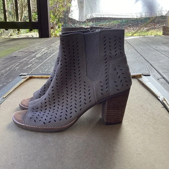 Toms light tan academia heeled open toed shoes, size 9 - Picture 3 of 9